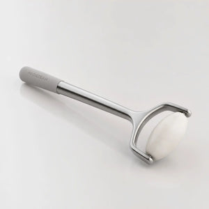 Face Roller de Frosteam con piedra natural blanca y mango de acero inoxidable, sobre fondo de estudio claro